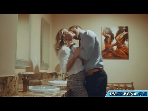 ❤️ Büyük memeli bir sarışın seni umumi tuvalette baştan çıkardığında ️ Sikişmek bizde ❌